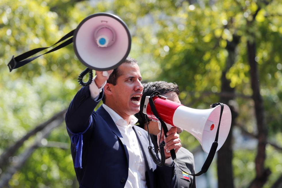 Guaidó abandona la base militar y se reúne con simpatizantes en Caracas.