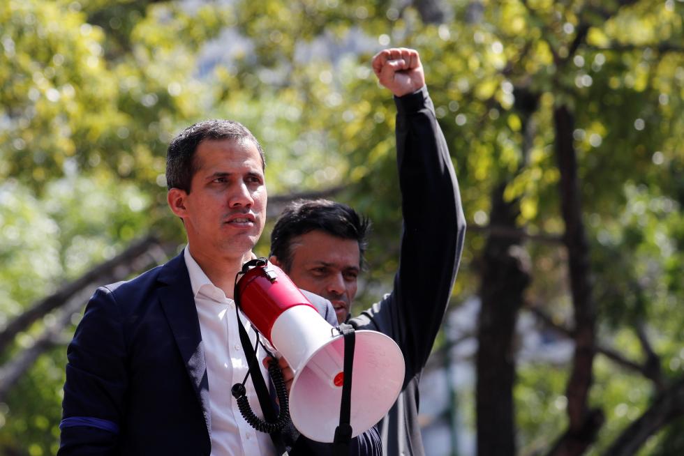 Guaidó abandona la base militar y se reúne con simpatizantes en Caracas.