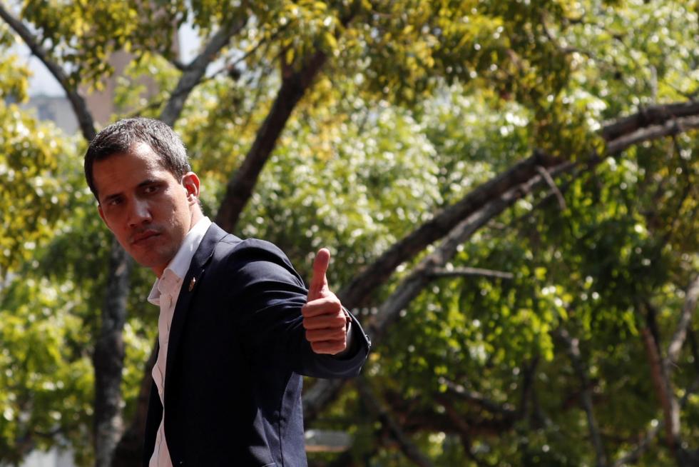 Guaidó abandona la base militar y se reúne con simpatizantes en Caracas.