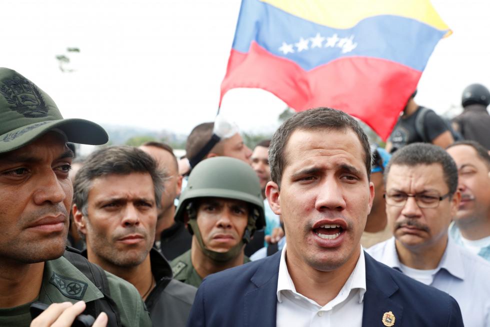 Guaidó abandona la base militar y se reúne con simpatizantes en Caracas.