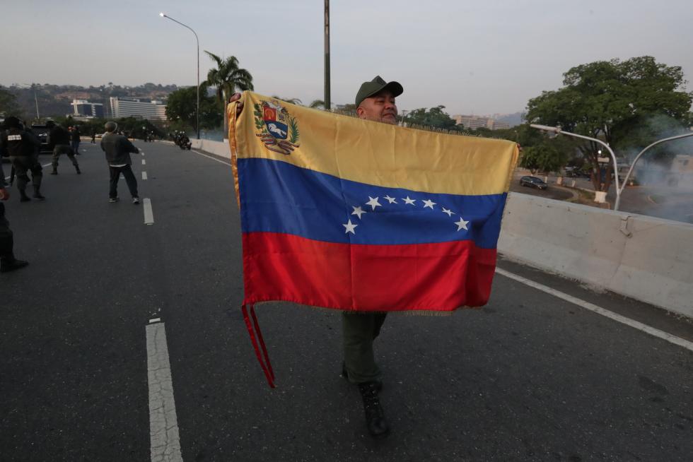Militares venezolanos en la base aérea La Carlota, donde se han reunido con el presidente interino, Juan Guaidó.