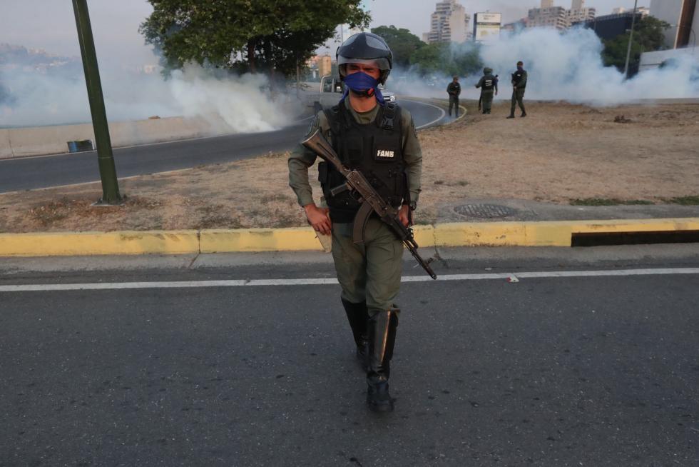 Militares venezolanos en la base aérea La Carlota, donde se han reunido con el presidente interino, Juan Guaidó.