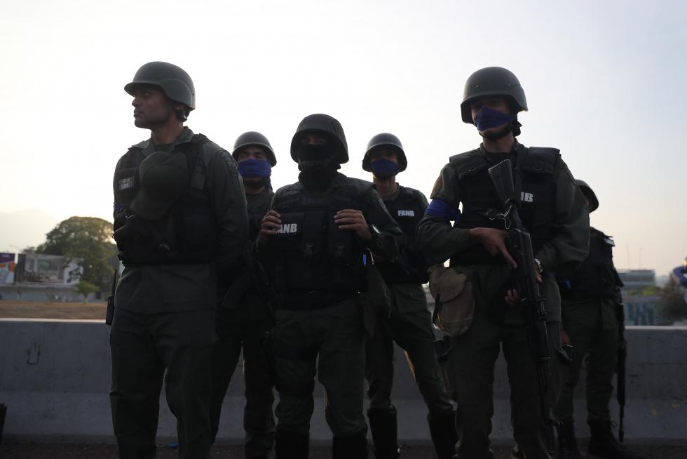 Militares venezolanos en la base aérea La Carlota, donde se han reunido con el presidente interino, Juan Guaidó.