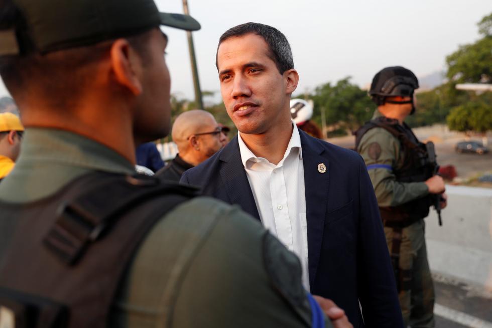 Militares venezolanos en la base aérea La Carlota, donde se han reunido con el presidente interino, Juan Guaidó.