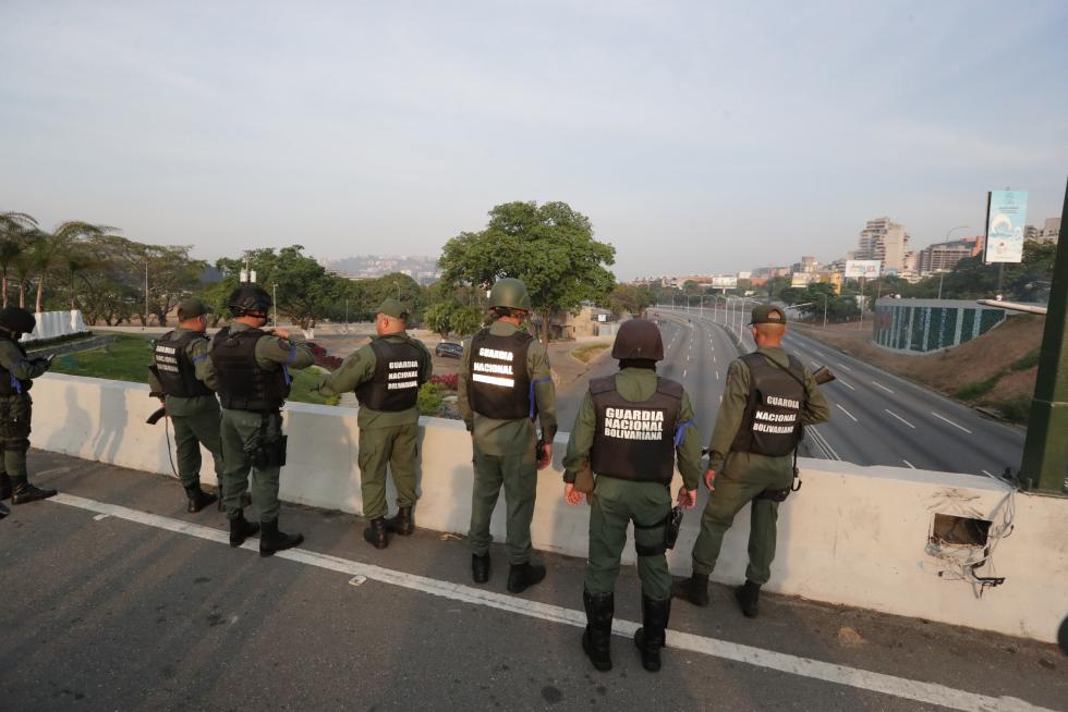 Militares venezolanos en la base aérea La Carlota, donde se han reunido con el presidente interino, Juan Guaidó.