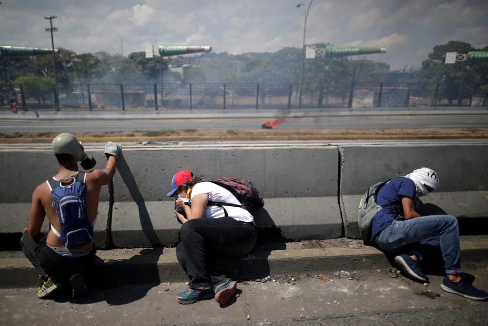 Seguidores de Juan Guaidó se reúnen junto a la base militar La Carlota, en Caracas.
