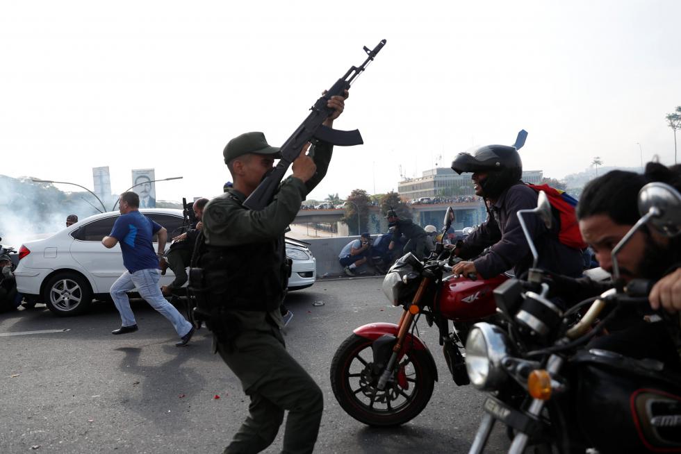 Seguidores de Juan Guaidó se reúnen junto a la base militar La Carlota, en Caracas.