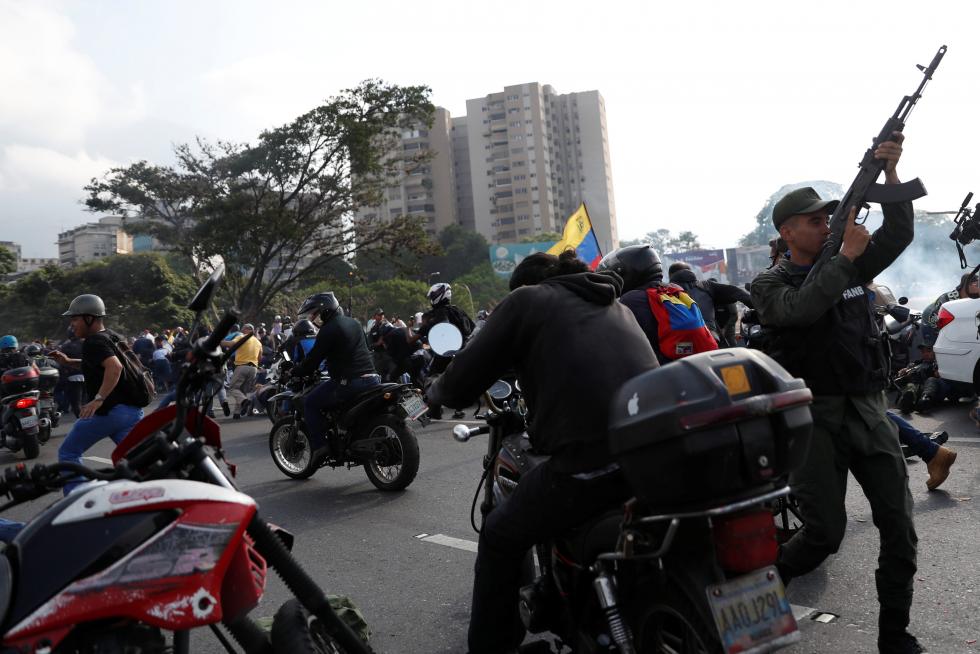 Seguidores de Juan Guaidó se reúnen junto a la base militar La Carlota, en Caracas.