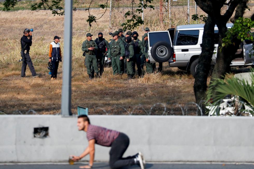Seguidores de Juan Guaidó se reúnen junto a la base militar La Carlota, en Caracas.