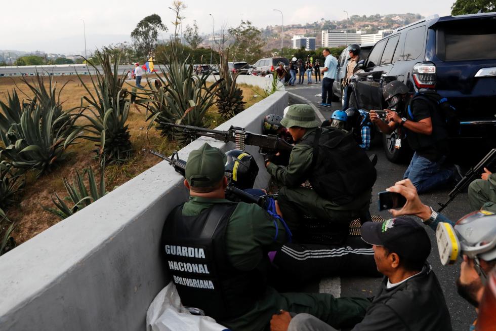 Seguidores de Juan Guaidó se reúnen junto a la base militar La Carlota, en Caracas.