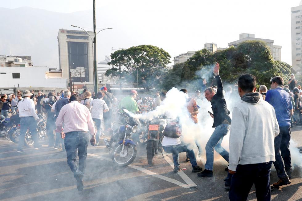 Simpatizantes del presidente interino de Venezuela salen a las calles para apoyarlo.