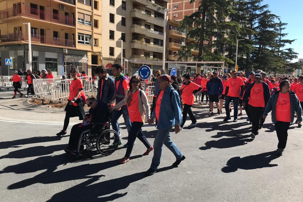 La VII Marcha Aspace de Huesca ha batido récords este domingo con más de 8.200 inscritos. Las calles se han teñido de coral, hoy el color de la solidaridad.