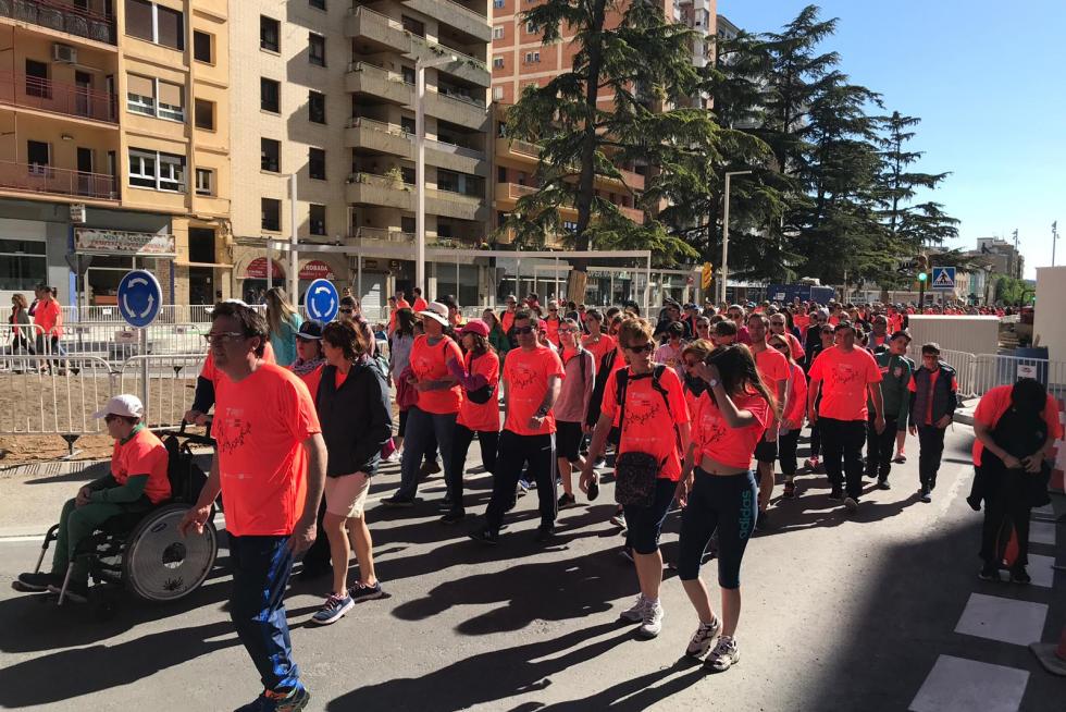 La VII Marcha Aspace de Huesca ha batido récords este domingo con más de 8.200 inscritos. Las calles se han teñido de coral, hoy el color de la solidaridad.