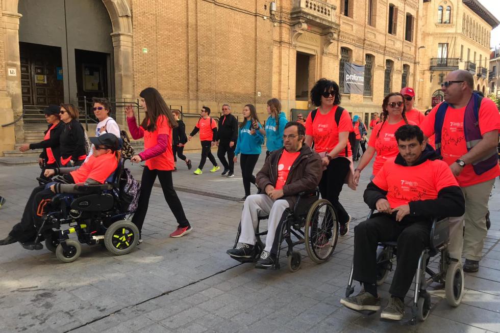 La VII Marcha Aspace de Huesca ha batido récords este domingo con más de 8.200 inscritos. Las calles se han teñido de coral, hoy el color de la solidaridad.