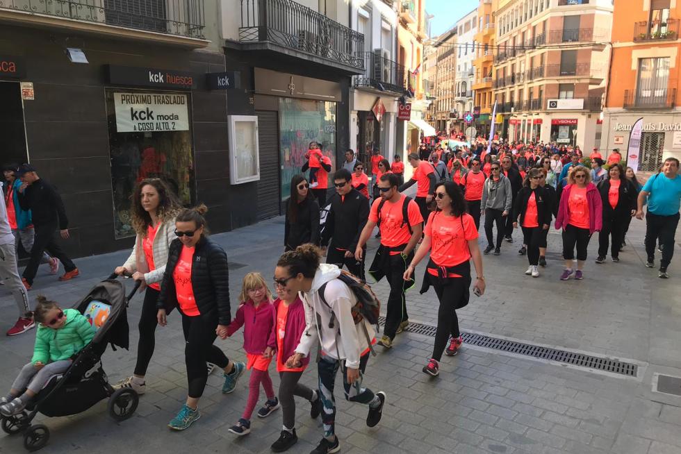 La VII Marcha Aspace de Huesca ha batido récords este domingo con más de 8.200 inscritos. Las calles se han teñido de coral, hoy el color de la solidaridad.