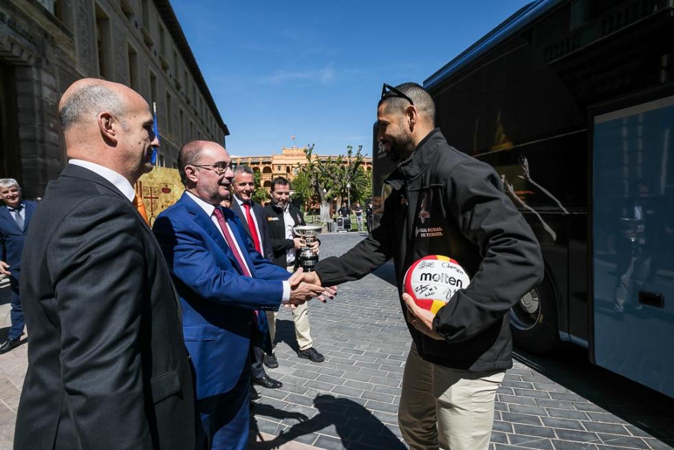 El presidente del Gobierno de Aragón, Javier Lambán, ha recibido al Club Voleibol Teruel tras la conquista del séptimo título de la Superliga