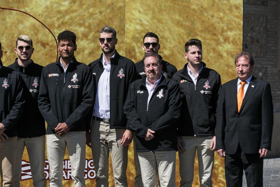 El presidente del Gobierno de Aragón, Javier Lambán, ha recibido al Club Voleibol Teruel tras la conquista del séptimo título de la Superliga