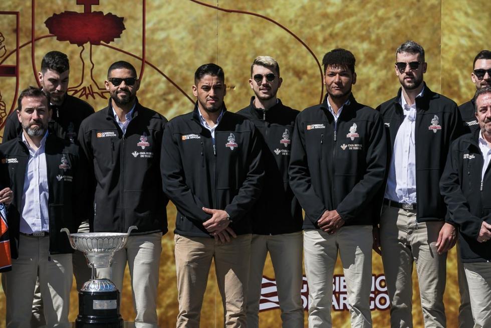 El presidente del Gobierno de Aragón, Javier Lambán, ha recibido al Club Voleibol Teruel tras la conquista del séptimo título de la Superliga