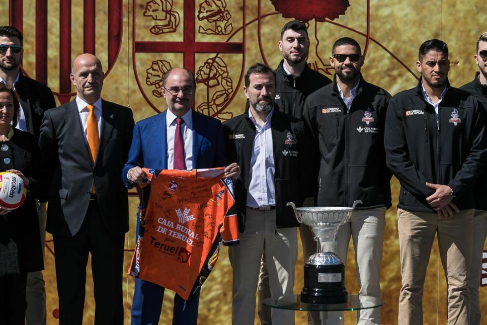 El presidente del Gobierno de Aragón, Javier Lambán, ha recibido al Club Voleibol Teruel tras la conquista del séptimo título de la Superliga
