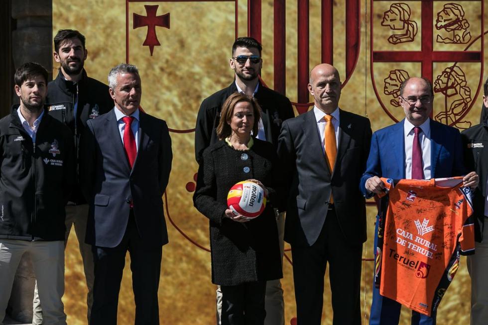 El presidente del Gobierno de Aragón, Javier Lambán, ha recibido al Club Voleibol Teruel tras la conquista del séptimo título de la Superliga