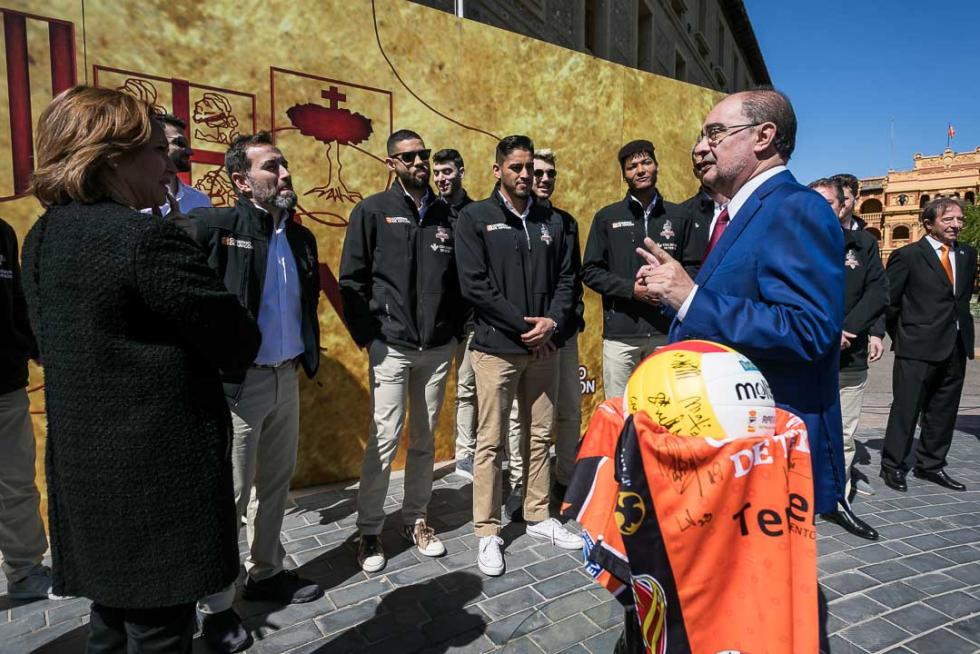 El presidente del Gobierno de Aragón, Javier Lambán, ha recibido al Club Voleibol Teruel tras la conquista del séptimo título de la Superliga