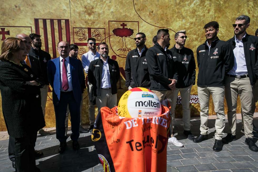 El presidente del Gobierno de Aragón, Javier Lambán, ha recibido al Club Voleibol Teruel tras la conquista del séptimo título de la Superliga
