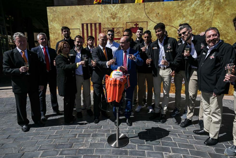 El presidente del Gobierno de Aragón, Javier Lambán, ha recibido al Club Voleibol Teruel tras la conquista del séptimo título de la Superliga