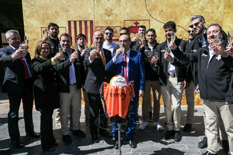 El presidente del Gobierno de Aragón, Javier Lambán, ha recibido al Club Voleibol Teruel tras la conquista del séptimo título de la Superliga