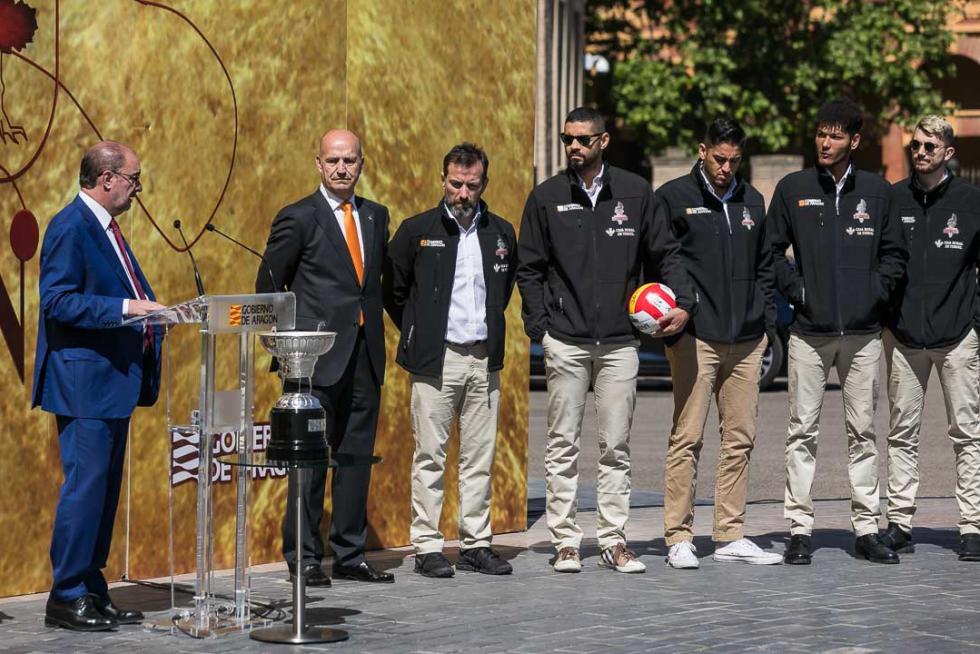 El presidente del Gobierno de Aragón, Javier Lambán, ha recibido al Club Voleibol Teruel tras la conquista del séptimo título de la Superliga