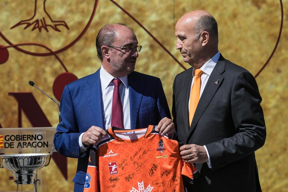 El presidente del Gobierno de Aragón, Javier Lambán, ha recibido al Club Voleibol Teruel tras la conquista del séptimo título de la Superliga