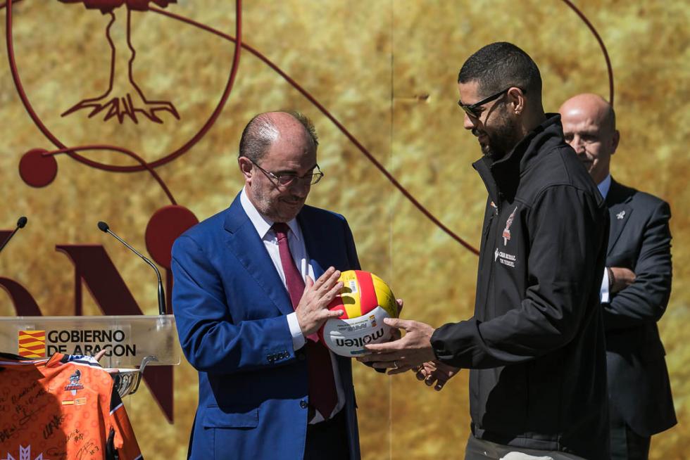El presidente del Gobierno de Aragón, Javier Lambán, ha recibido al Club Voleibol Teruel tras la conquista del séptimo título de la Superliga
