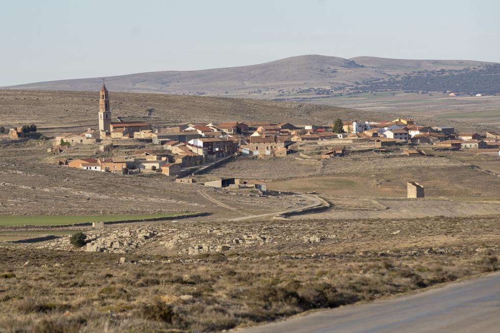 El Ayuntamiento captó en 2001 a varias familias argentinas con niños para evitar el cierre de la escuela. Tras aquella iniciativa, la presencia de extranjeros en el pueblo se ha consolidado.