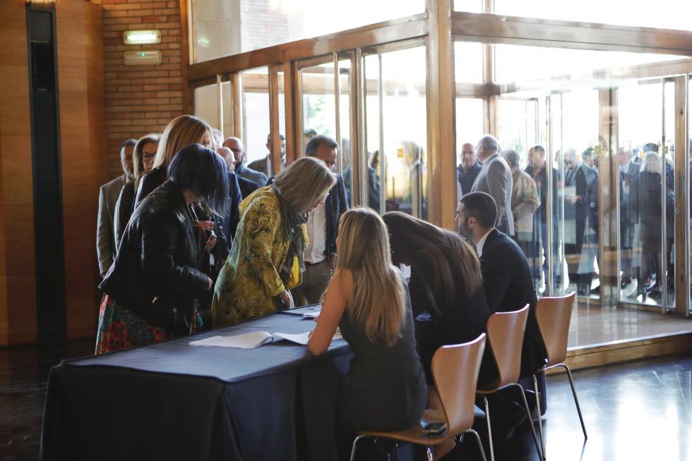 Los invitados entran al Auditorio de Zaragoza.