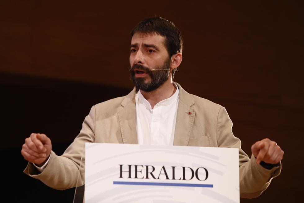 Sanz durante el debate a la presidencia del Gobierno de Aragón.