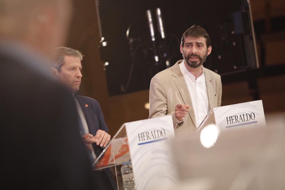 Sanz durante el debate para la presidencia del Gobierno de Aragón.