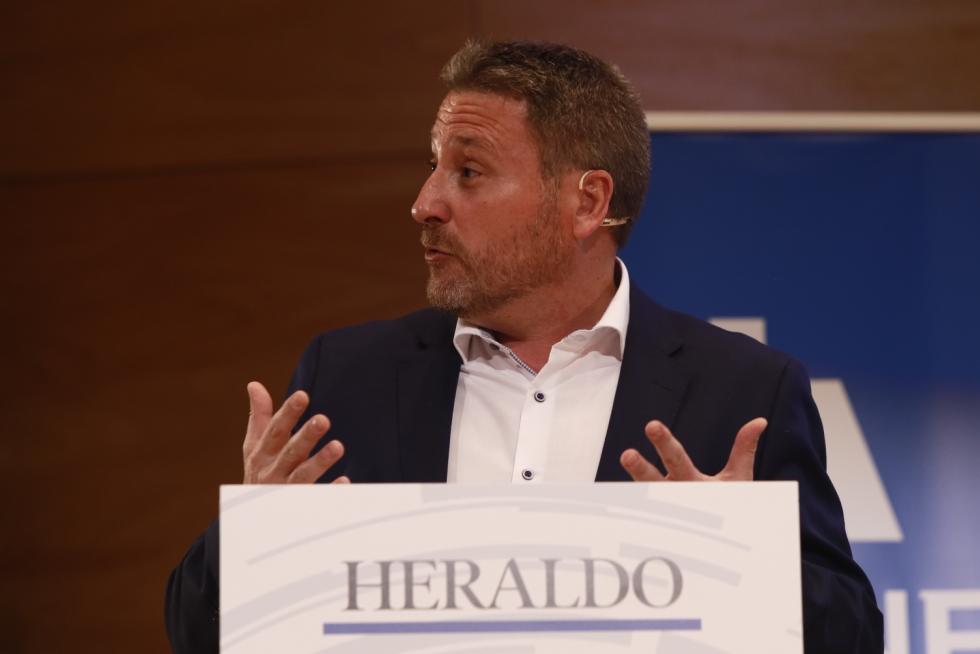 Soro durante el debate a la presidencia del Gobierno de Aragón.