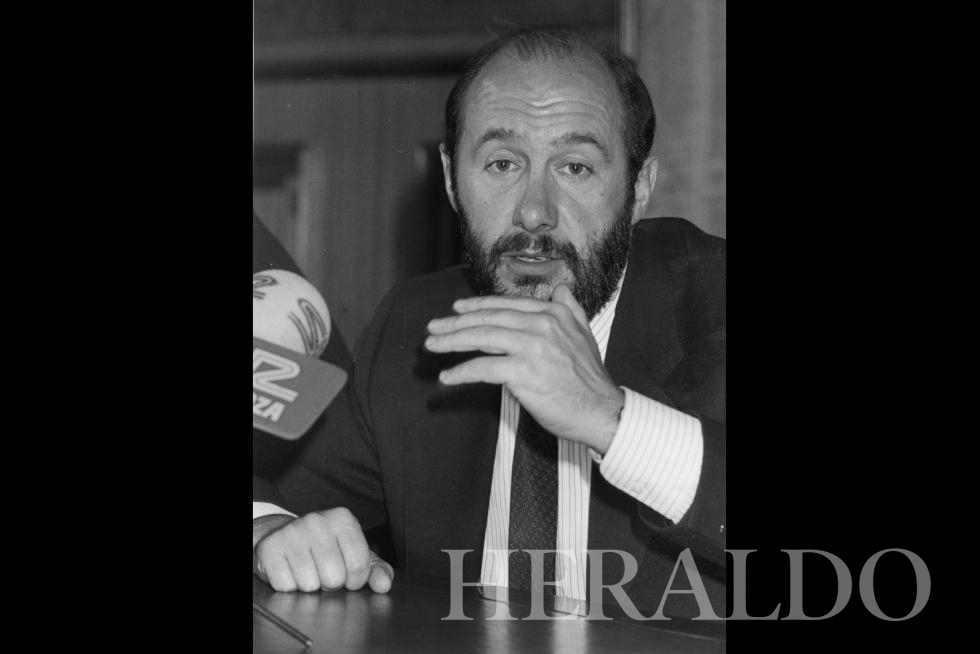 Alfredo Pérez Rubalcaba durante una visita a Zaragoza en octubre de 1990