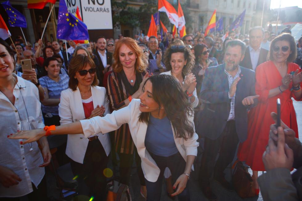 La portavoz nacional de Ciudadanos y líder en Cataluña ha dado un mitin en la Plaza del Pilar.
