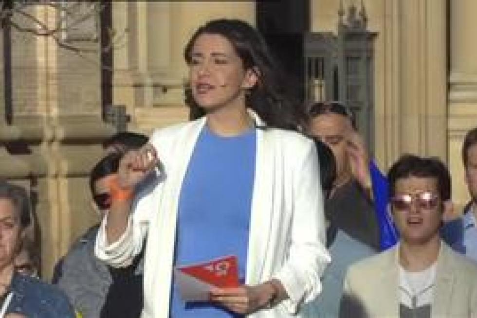Inés Arrimadas ha acudido a un Encuentro Ciudadano celebrado frente a la Basílica del Pilar, en Zaragoza. Allí, ha recalcado la importancia de votar el próximo 26M ya que considera que "el #26M tenemos la oportunidad de parar al 'sanchismo' en los ayuntamientos y en las comunidades autónomas".