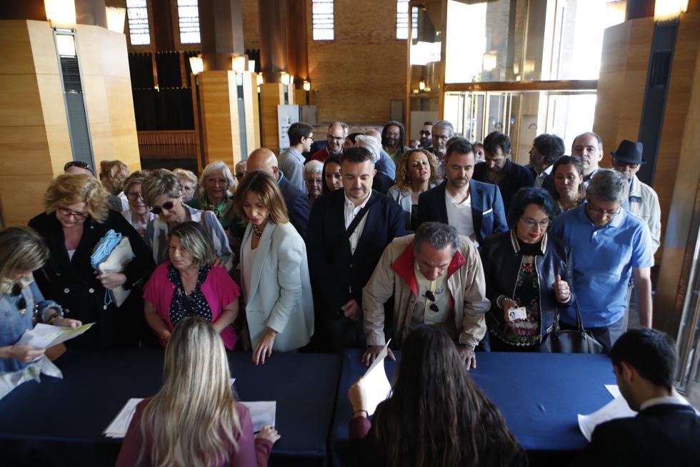 Acceso de los invitados al debate municipal de Zaragoza.