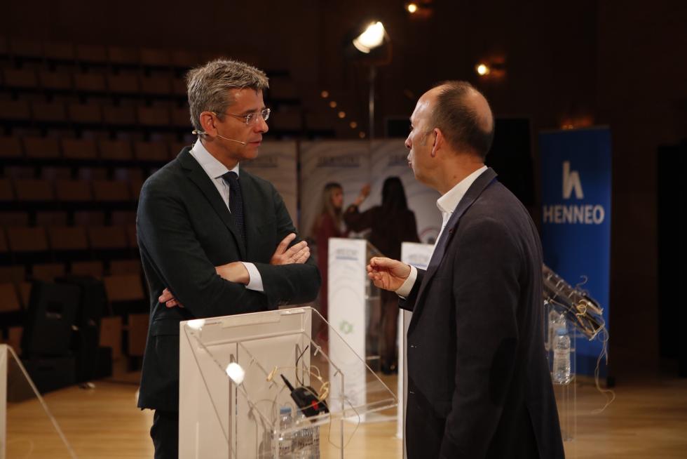 Carmelo Asensio, canidato de CHA a la alcaldía, charla con el director de HERALDO, Mikel Iturbe.