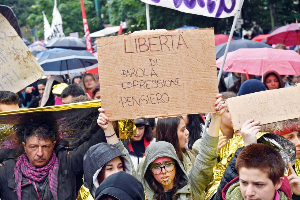 Milan (Italy), 18/05/2019.- People take part with banners and flags in a anti-fascist demonstration in Milan, Italy, 18 May 2019. Demonstrators protest against a political rally of the Italian Interior Minister, Deputy Premier and Secretary of Italian party 'Lega' (League), Matteo Salvini, held in the Duomo square of Milan with other populist parties, some from the far-right, including France's National Rally and Alternative for Germany. (Protestas, Francia, Alemania, Italia) EFE/EPA/Daniel Dal Zennaro Anti-fascist demonstration in Milan