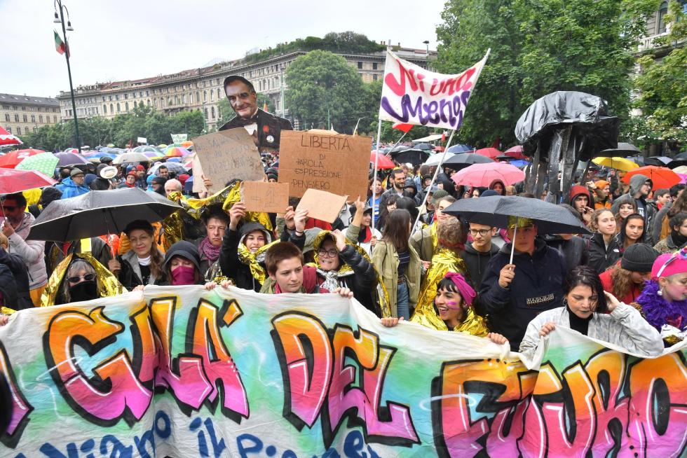 Milan (Italy), 18/05/2019.- People take part with banners and flags in a anti-fascist demonstration in Milan, Italy, 18 May 2019. Demonstrators protest against a political rally of the Italian Interior Minister, Deputy Premier and Secretary of Italian party 'Lega' (League), Matteo Salvini, held in the Duomo square of Milan with other populist parties, some from the far-right, including France's National Rally and Alternative for Germany. (Protestas, Francia, Alemania, Italia) EFE/EPA/Daniel Dal Zennaro Anti-fascist demonstration in Milan