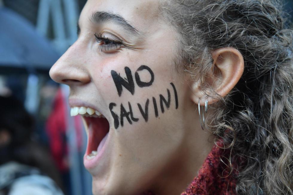 Milan (Italy), 18/05/2019.- People take part with banners and flags in a anti-fascist demonstration in Milan, Italy, 18 May 2019. Demonstrators protest against a political rally of the Italian Interior Minister, Deputy Premier and Secretary of Italian party 'Lega' (League), Matteo Salvini, held in the Duomo square of Milan with other populist parties, some from the far-right, including France's National Rally and Alternative for Germany. (Protestas, Francia, Alemania, Italia) EFE/EPA/Daniel Dal Zennaro Anti-fascist demonstration in Milan