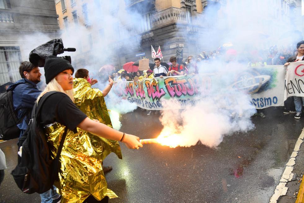 Milan (Italy), 18/05/2019.- People take part with banners and flags in a anti-fascist demonstration in Milan, Italy, 18 May 2019. Demonstrators protest against a political rally of the Italian Interior Minister, Deputy Premier and Secretary of Italian party 'Lega' (League), Matteo Salvini, held in the Duomo square of Milan with other populist parties, some from the far-right, including France's National Rally and Alternative for Germany. (Protestas, Francia, Alemania, Italia) EFE/EPA/Daniel Dal Zennaro Anti-fascist demonstration in Milan
