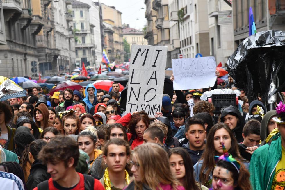 Milan (Italy), 18/05/2019.- People take part with banners and flags in a anti-fascist demonstration in Milan, Italy, 18 May 2019. Demonstrators protest against a political rally of the Italian Interior Minister, Deputy Premier and Secretary of Italian party 'Lega' (League), Matteo Salvini, held in the Duomo square of Milan with other populist parties, some from the far-right, including France's National Rally and Alternative for Germany. (Protestas, Francia, Alemania, Italia) EFE/EPA/Daniel Dal Zennaro Anti-fascist demonstration in Milan