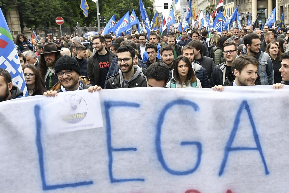 Milan (Italy), 18/05/2019.- A man dressed as Zorro, with a plastic sword in his hand, is seen during an anti-fascist demonstration in Milan, Italy, 18 May 2019. Demonstrators protest against a political rally of the Italian Interior Minister, Deputy Premier and Secretary of Italian party 'Lega' (League), Matteo Salvini, held in the Duomo square of Milan with other populist parties. (Elecciones, Protestas, Italia) EFE/EPA/DANIEL DAL ZENNARO Anti-fascist demonstration in Milan