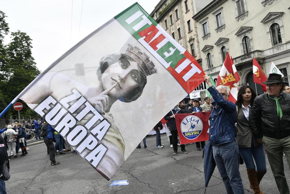 Milan (Italy), 18/05/2019.- Lega party supporters head towards Duomo Square to participate in the event 'Prima Italia. Il buon senso in Europa' (lit. 'Italy first. The common sense in Europe'), final event of the League electoral campaign for the European elections that will be held on 26 May, in Milan, northern Italy, 18 May 2019. (Elecciones, Italia) EFE/EPA/FLAVIO LO SCALZO Election campaign rally of the Lega party in Milan