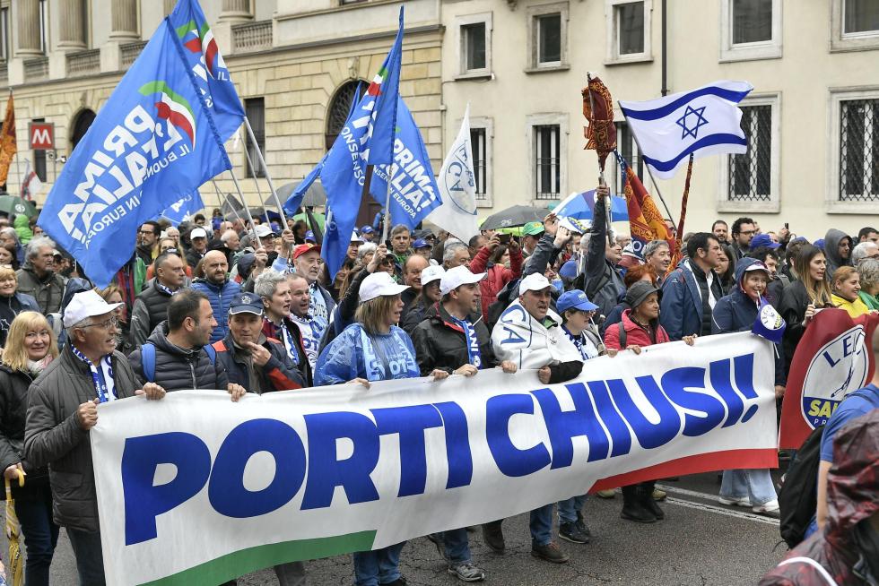 Milan (Italy), 18/05/2019.- Lega party supporters head towards Duomo Square to participate in the event 'Prima Italia. Il buon senso in Europa' (lit. 'Italy first. The common sense in Europe'), final event of the League electoral campaign for the European elections that will be held on 26 May, in Milan, northern Italy, 18 May 2019. (Elecciones, Italia) EFE/EPA/FLAVIO LO SCALZO Election campaign rally of the Lega party in Milan