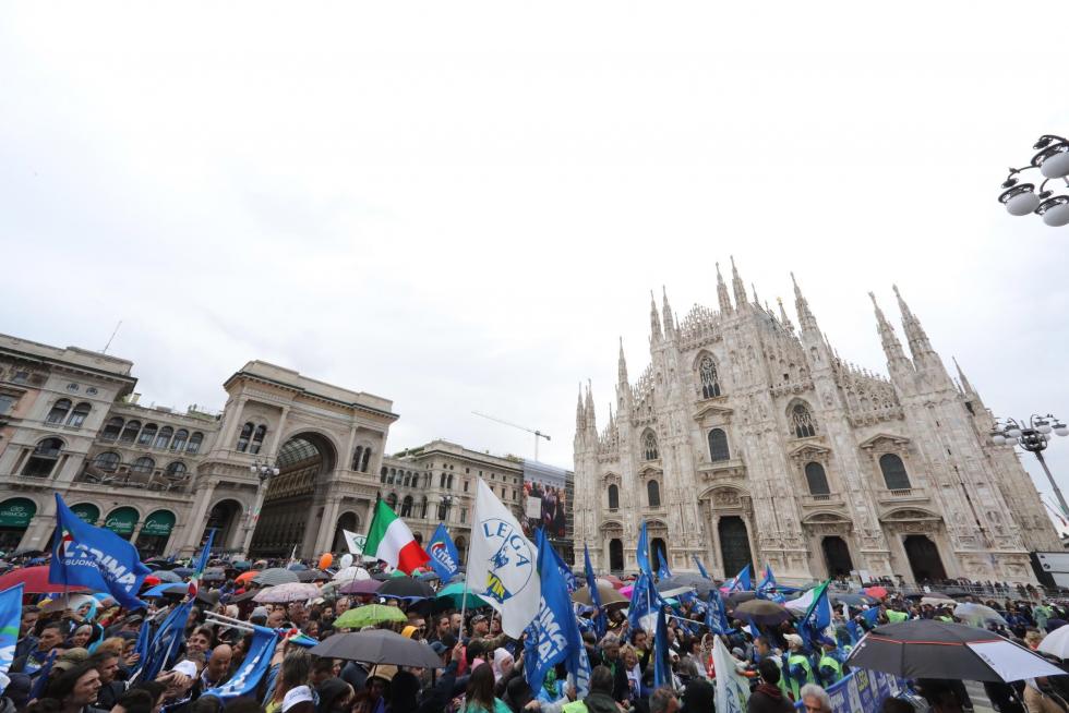 Milan (Italy), 18/05/2019.- Lega party supporters gather in Duomo Square prior to the election campaign rally 'Prima Italia. Il buon senso in Europa' (lit. 'Italy first. The common sense in Europe'), as part of the League electoral campaign for the European elections that will be held on 26 May, in Milan, northern Italy, 18 May 2019. (Elecciones, Italia) EFE/EPA/MATTEO BAZZI Election campaign rally of the Lega party in Milan